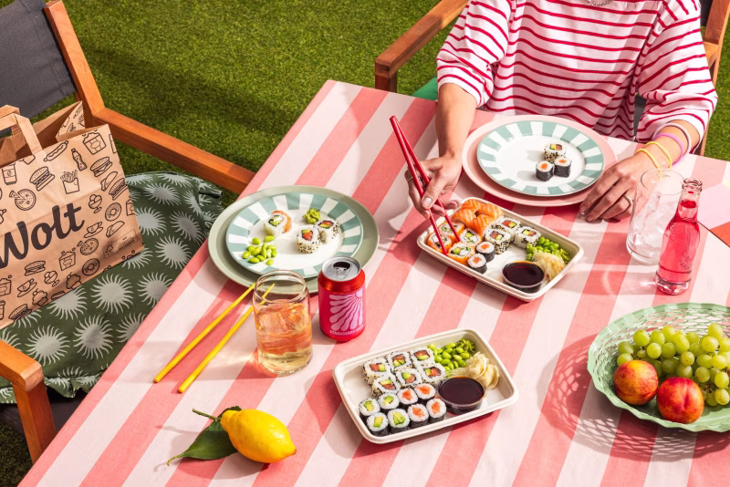 Wolt doručuje sushi do parku i kartáček na festival