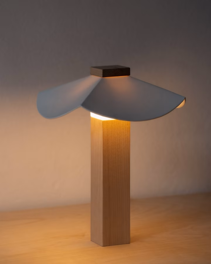 Detail keramického stínidla nasazeného na dřevěném těle lampy ALIT