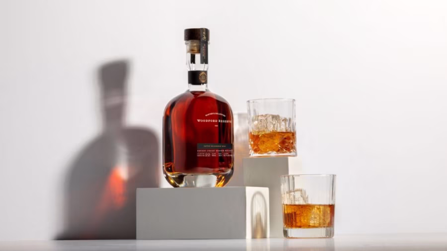 Woodford Reserve pracuje s dubem dlouho sušeným venku