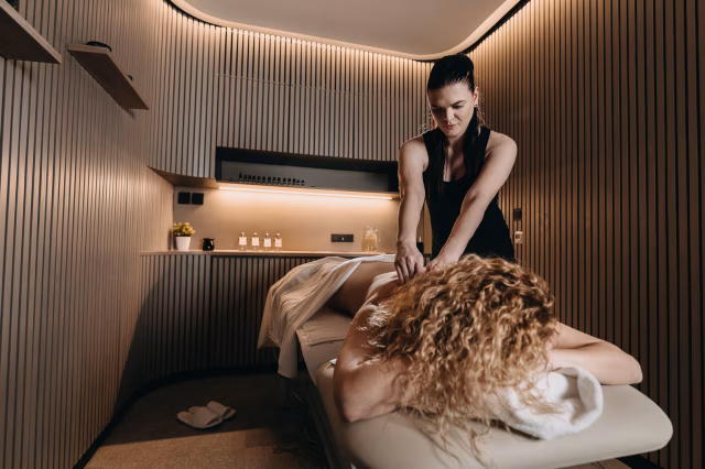 Do wellness: Luxusní odpočinek a relaxace blízko Prahy vlakem