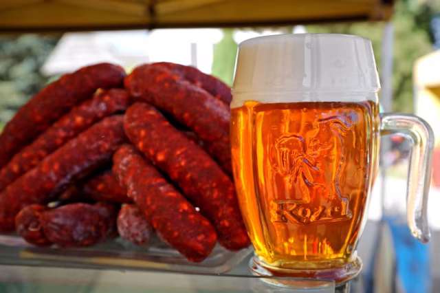Tip na sobotní výlet: Klobáskofest v pivovaru Velké Popovice s poslední letošní jízdou motoráku Kozel expres