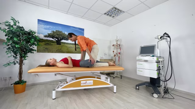 Zimní úrazy svalů a kloubů: včasná fyzioterapie umí zkrátit hojení na třetinu