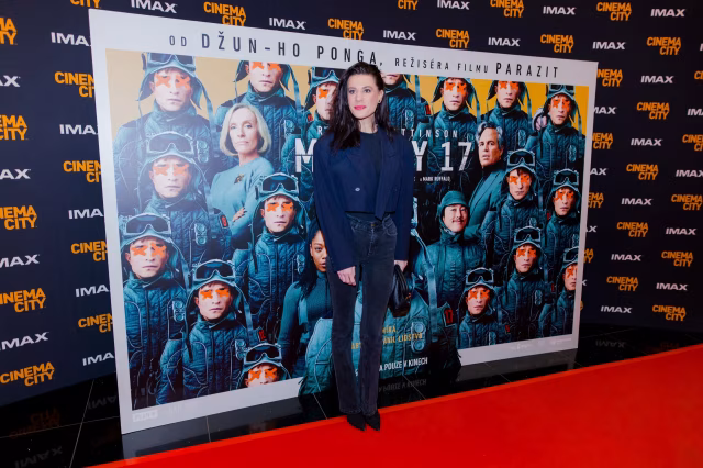 Mickey 17: Klony na plátně, hvězdy na koberci – kdo dorazil na premiéru?