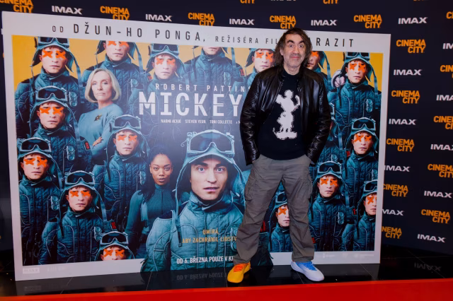 Mickey 17: Klony na plátně, hvězdy na koberci – kdo dorazil na premiéru?