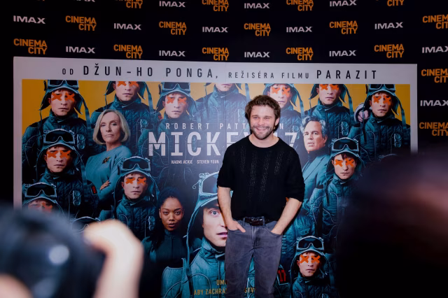 Mickey 17: Klony na plátně, hvězdy na koberci – kdo dorazil na premiéru?