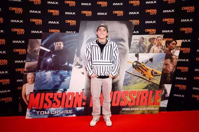 Praha zažila špionážní adrenalín, kaskadérské kousky a nálož celebrit