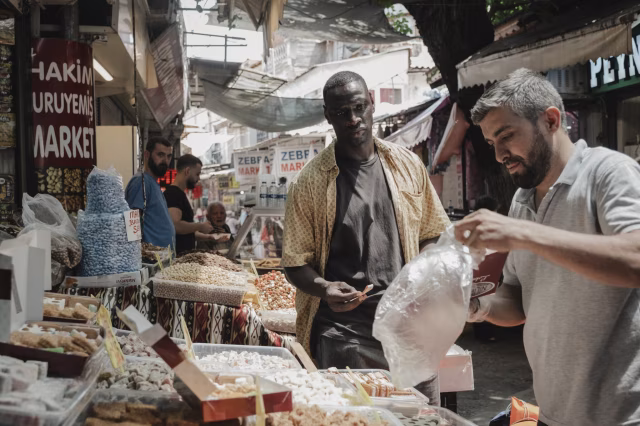 Omar Sy v oceňovaném dramatu Byl jsem cizincem: pět osudů,  jedna noc, která změní všechno