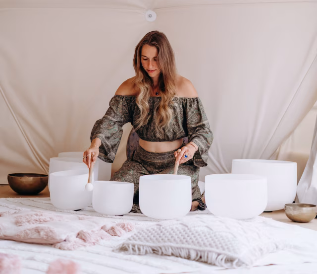 Dopřejte si relaxační zvukovou lázeň Sound Healing s Kateřinou Rae