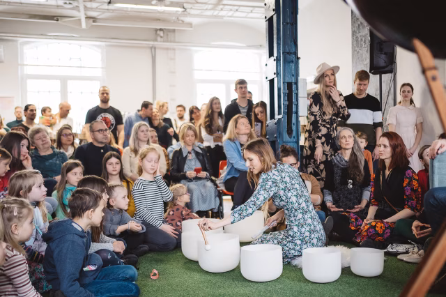 Dopřejte si relaxační zvukovou lázeň Sound Healing s Kateřinou Rae